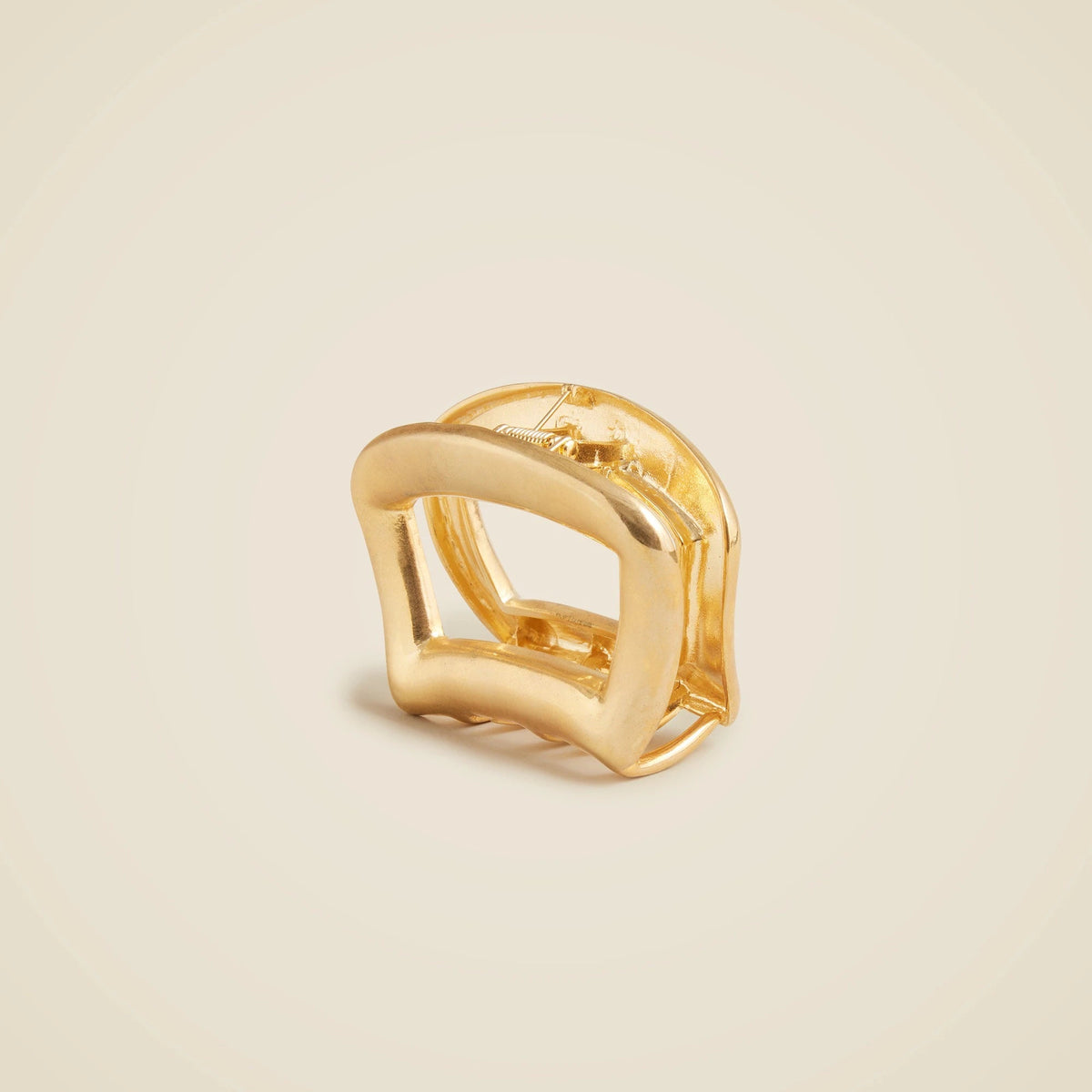 Metallic claw hair clip