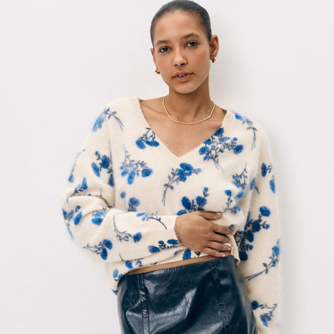 Brushed cashmere V-neck sweater in toile floral print