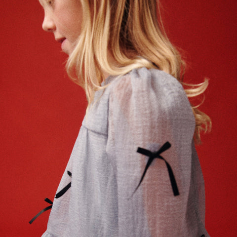 Girls' bow-embellished dress in crinkle organza