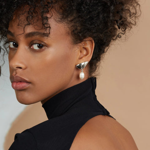 Lady Grey pearl lobe earrings