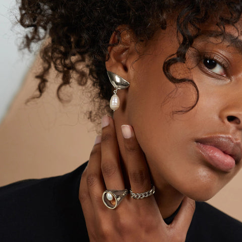 Lady Grey pearl lobe earrings